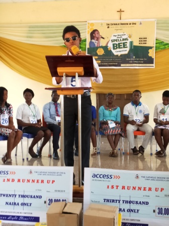 One of the contestants, pronouncing and spelling the word