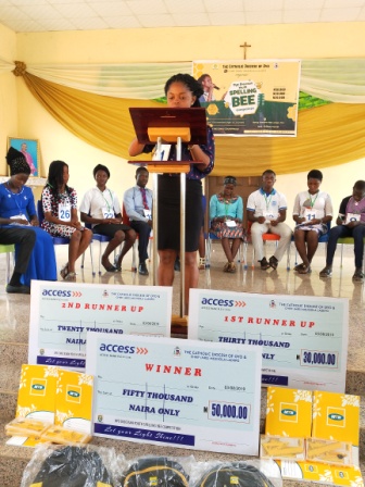 One of the contestants, pronouncing and spelling the word