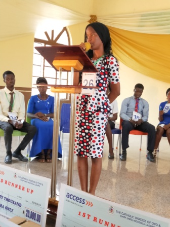 One of the contestants, pronouncing and spelling the word