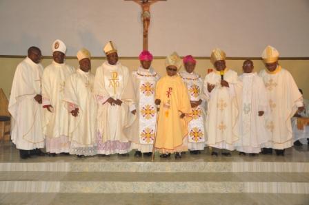 Bishop Emeritus of Oyo Diocese, Most Rev Julius Adelakun flanked by the Celebrants with all the Bishops present at the Occassion.