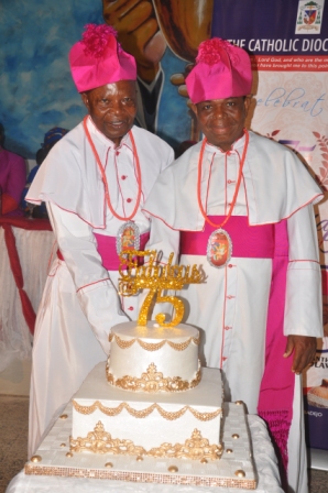 The Celebrants cutting their 75th Birthday cake.