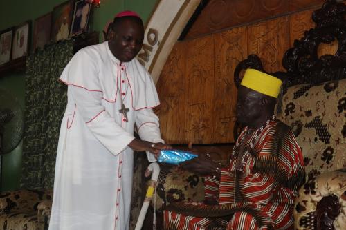 Bishop Badejo presents a gift to the Onigbeti of Igbeti, Oba Emmanuel Oyekan (Afasegbejo III) during the courtesy visit to the palace.