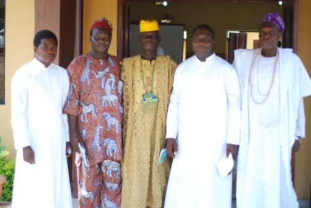 Rev Fr Moses Alaba and the Director of Inter-Religious Dialogue Commission of Oyo Diocese, Rev Fr Joseph Ogundipe in a group picture with the representives of the traditional religion.