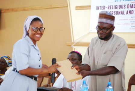 Rev Sr Juliana Opeifa CP presenting gift to the Mufazir of Akure Land - Sheikh Moshood Kewuyemi represented by Junaid Yunus Olalekan.