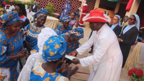 Bishop Badejo presenting gift to the women.