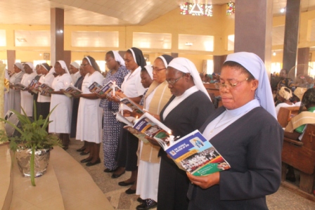Consecrated persons renewing their commitments