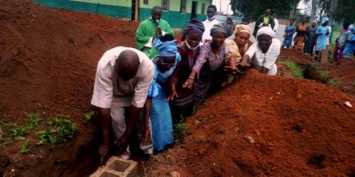 Mr Anthony Adetoro, the Pastoral Council Chairman of St John the Baptist, Agunpopo and some of the other parishioners during the foundation laying of the Rectory.