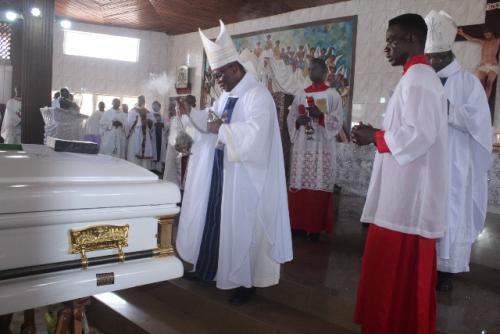 Bishop Francis Adesina of Ijebu Ode Diocese performing the final commendation rites over the body of the Baba Ijo of O.L.A. Cathedral, Asogo, Oyo, Sir Anthony Adeleke KSG on the 24th of October, 2020